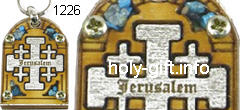 מחזיקי מפתחות קרסט מעץ בשילוב חרוזים ומילה Jerusalem . חפצים קטנים למזכרת - תוצרת ארץ הקודש. 